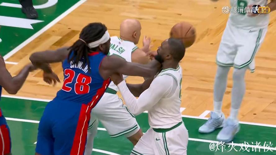 杰伦-布朗和斯图尔特篮下卡位时发生冲突，双方各领一个技犯