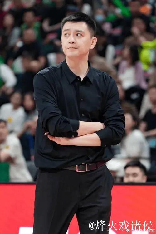 辽宁男篮打出精彩一战，球迷回来了，但有三个问题要问杨鸣主教练